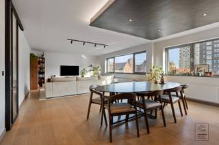 Deze instapklare en tot in de puntjes afgewerkte duplex van 174 m² bevindt zich op een absolute toplocatie op ’t Eilandje, vlak bij het MAS. Bij het betreden van de woonruimte valt meteen de royale lichtinval op, dankzij de indrukwekkende gevelbreedte van 17 meter. De ruime leef- en eetruimte zijn voorzien van een eiken parketvloer. Aansluitend bevindt zich de volledig vernieuwde open keuken, uitgerust met hoogwaardige toestellen en voldoende werk- en bergruimte. Verder beschikt het appartement over een praktische berging met aansluitingen voor was- en droogmachine. Op de verdieping vinden we de twee ruime slaapkamers op parket, beiden voorzien van airco. Aansluitend aan de grootste slaapkamer is er een dressing met ingemaakte kasten. De badkamer is voorzien van een inloopdouche, vrijstaand ligbad en dubbele wastafel. Verder is er nog een apart toilet aanwezig op beide verdiepingen. Het zuidwestgerichte terras van 40 m² vormt een absolute troef: een zonnige buitenruimte waar u in alle rust kan genieten van uitzicht op het MAS. <br />Tot slot is er een ondergrondse autostaanplaats die optioneel mee aangekocht kan worden.<br /><br />Extra:<br />- EPC-klasse B (GEEN renovatieverplichting!), elektriciteit conform<br />- Watertoets: P-score A, G-score A. Niet gelegen in mogelijks of overstromingsgevoelig gebied, niet gelegen in afgebakend overstromingsgebied of afgebakende oeverzone, niet gelegen in risicozone overstromingen <br />- Woongebied, Vg, Gmo, Gvkr, Gvv<br /><br />Nabij school, winkels, autosnelweg, openbaar vervoer, etc. Voor meer info ga naar www.coenenvastgoed.be of bel 03/375.82.92