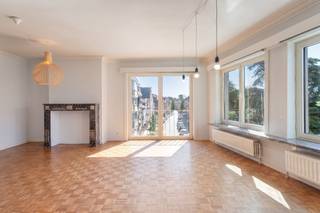 Ruim en energiezuinig appartement te koop in Ieper met 3 slaapkamers en een uniek terras. Toplocatie in centrum Ieper met mooi zicht op het Astridpark! Het appartement beschikt over een zéér gunstig EPC en is asbestvrij. Het appartement is echter wel op te frissen. Contacteer Maxime op 0493 25 32 64 of via maxime.delbaere@dewaele.com INDELING: Verdiep -1: Kelderberging Gelijkvloers: Gemeenschappelijke inkomhalVerdiep +3: Inkomhal met apart toilet - Ruime en lichtrijke woonkamer met zicht op het Astridpark - Uitgeruste keuken - Ruime berging voldoende voor plaatsen van wasmachine, droogkast en frigo - Badkamer voorzien van bad en lavabo (te renoveren) - Master Bedroom met toegang tot het unieke en ruime terras - 2 slaapkamers. ALGEMEEN: - EPC: B-label - Asbestvrij appartement- Nieuwe HR-ramen in Alluminium - Centrale verwarming op aardgas (condesatieketel) - Mooi zicht op het Astridpark!- Mogelijkheid tot het huren van een garage. Bestuursmaatregelen in het maatregelenregister: nee