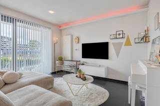 Bent u op zoek naar een modern en instapklaar appartement op een uitstekende locatie in Hasselt? Dit stijlvolle appartement in Residentie Hassaporta, gebouwd in 2012, combineert hedendaags wooncomfort met een uitstekende bereikbaarheid en een bijzonder praktische inrichting.<br /><br />Via de verzorgde gemeenschappelijke inkomhal bereikt u met de lift de eerste verdieping. De moderne architectuur van de residentie, met veel glas en natuurlijke lichtinval, zorgt meteen voor een aangename en eigentijdse uitstraling.<br /><br />Bij het betreden van het appartement komt u in de inkomhal, waar een apart gastentoilet is voorzien. Vanuit de inkomhal bereikt u de ruime en lichtrijke open leefruimte, waarin de keuken, eetplaats en zithoek mooi in elkaar overvloeien.<br /><br />De volledig geïnstalleerde keuken beschikt over een natuurstenen werkblad en een stijlvolle mozaïekafwerking en is uitgerust met onder meer een AEG-inductiekookplaat, microgolfoven, oven en koelkast, aangevuld met een dampkap en een 1,5-spoelbak.<br /><br />Een absolute troef is het aansluitende westgerichte terras van ca. 12 m². Dankzij de gunstige oriëntatie en de ligging over de volledige breedte van de leefruimte kunt u hier heerlijk genieten van de namiddag- en avondzon. Een ideale plek om te ontspannen, een aperitief te drinken of gezellig te tafelen.<br /><br />Het appartement onderscheidt zich bovendien door de uitgebreide maatwerkinrichting en de bijzonder grote hoeveelheid ingebouwde kastruimte. Zowel in de leefruimtes, de inkomhal, de berging als de slaapzone werd maximaal ingezet op praktische opbergruimte. Dit zorgt niet alleen voor een zeer opgeruimd interieur, maar maakt ook optimaal gebruik van de beschikbare oppervlakte.<br /><br />Aansluitend aan de keuken bevindt zich de praktische berging, voorzien van ingebouwde kasten en een schoenenkast, aansluiting voor de wasmachine, de verwarmingsinstallatie en de boiler.<br /><br />Via de nachthal bereikt u de slaapkamer, die eveneens beschikt over ruime ingebouwde kasten en een ingebouwde tv-kast, evenals de aparte dressing. De badkamer is uitgerust met een inloopdouche, een badkamermeubel met dubbele wastafel en bijkomende kastruimte.<br /><br />Bij het appartement hoort bovendien een ondergrondse autostaanplaats en een ruime kelderberging van ca. 6 m², waardoor er ook buiten het appartement voldoende extra opslagruimte beschikbaar is.<br /><br /><em>Uitstekende ligging</em><br />Het appartement bevindt zich in een aantrekkelijke en goed bereikbare buurt, op korte afstand van het centrum van Hasselt. Winkels, horeca, openbaar vervoer en andere dagelijkse voorzieningen bevinden zich in de onmiddellijke omgeving.<br />Dankzij de vlotte verbinding met de belangrijkste invalswegen en de nabijheid van de E313 en E314 geniet u bovendien van een uitstekende bereikbaarheid.<br /><br /><em>Troeven</em><br />+ Moderne residentie uit 2012<br />+ Uitstekende ligging nabij het centrum van Hasselt<br />+ Bewoonbare oppervlakte van ca. 87 m²<br />+ Westgericht terras van ca. 12 m² over de volledige breedte van de leefruimte<br />+ EPC-label A<br />+ Bijzonder veel ingebouwde kasten en maatwerk<br />+ Slaapkamer met ingebouwde kasten en tv-kast<br />+ Aparte dressing<br />+ Ondergrondse autostaanplaats<br />+ Ideaal als eigen bewoning én als investering<br />+ Beschikbaar vanaf 1 augustus 2027<br /><br />Een modern en energiezuinig appartement dat uitblinkt in comfort en praktische inrichting, met bijzonder veel kwalitatief maatwerk, een royaal westgericht terras en een uitstekende ligging nabij het centrum van Hasselt.<br /><br />Voor meer informatie of een bezichtiging, neem contact op met Stephanie Odeurs via 0474 73 64 84 of stephanie@vestio.com.