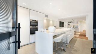 Mooi appartement nabij de Dumortierlaan en het Lichttorenplein!Dit stijlvol gelijkvloers appartement werd volledig vernieuwd met hoogwaardige...