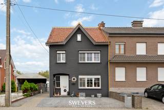 Voor meer info en foto’s, surf naar www.swevers.be – Instapklaar, volledig gerenoveerd en verrassend ruim: deze halfopen woning in Zoutleeuw combineert comfort met een slimme indeling. Het huis onderging in 2019 een totaalrenovatie en biedt met zijn 142 m² bewoonbare oppervlakte en zuidgerichte tuin alles voor een vlot gezinsleven. De gelijkvloerse verdieping omvat een lichtrijke leefruimte, ingerichte keuken, handige wasplaats, apart toilet en een garage van 15 m². Op de eerste verdieping vinden we twee ruime slaapkamers, een kleinere slaapkamer en een volledig uitgeruste badkamer. De zolderverdieping met een open ruimte van 50 m² biedt nog tal van mogelijkheden. Extra troeven zijn de rolluiken, beveiligde voordeur en de gunstige ligging op wandelafstand van scholen, winkels en openbaar vervoer. Een zonnige tuin maakt het plaatje compleet. Voor meer informatie, bel 011 255 155. Bron bewoonbare oppervlakte: EPC – verslag.