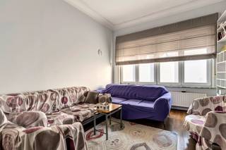 <p>Voor meer info of een bezoek, bel 053 59 49 33 - Ruime gezinswoning met <strong>drie tot vier slaapkamers, kelder en zonnige tuin</strong>. Ontdek deze <strong>instapklare</strong>, ruime woning die ideaal is voor gezinnen die op zoek zijn naar comfort, ruimte en een aangename ligging. De woning beschikt over <strong>drie volwaardige slaapkamers</strong>, waarvan twee zich bevinden op de eerste verdieping, de <strong>master bedroom is voorzien van een dressing</strong>. <strong>De derde slaapkamer</strong>, gelegen op de zolderverdieping van maar liefst <strong>40 m²</strong>, biedt dankzij haar grootte de perfecte mogelijkheid om op eenvoudige wijze te worden <strong>opgesplitst in twee afzonderlijke kamers</strong> – ideaal voor een groter gezin of om een thuiskantoor en logeerkamer te combineren. De moderne, <strong>volledig ingebouwde open keuken</strong> vormt samen met de lichtrijke, ruime woonkamer het hart van de woning, waar gezelligheid en functionaliteit centraal staan. De badkamer is stijlvol ingericht en uitgerust met een inloopdouche, een dubbele lavabo en een toilet, in de inkomhal bevindt er zich ook een afzonderlijk toilet. Verder is er een handige berging aanwezig voor extra opbergruimte, én een kelder die tal van mogelijkheden biedt. Buiten geniet je volop van de zon op het <strong>zuidwest-georiënteerde terras</strong> en in de <strong>verzorgde tuin</strong> – perfect voor lange zomeravonden, barbecues of spelende kinderen. Deze woning combineert ruimte, comfort en een doordachte indeling in een aangename woonomgeving. <strong>Het platte dak werd volledig vernieuwd in 2023.</strong></p>