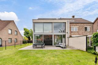 <p><strong>Ruime, rustig gelegen en energiezuinige woning met 4 slaapkamers.</strong></p>
<p><strong>BEKIJK ZEKER ONZE (VIRTUELE) GRONDPLANNEN EN ATTESTEN VOOR DE INDELING EN EXTRA INFORMATIE.</strong></p>
<p><strong>ALGEMENE KENMERKEN:</strong></p>
<ul>
<li>Ruime, Halfopen woning in een rustige straat te Ramsdonk (Kapelle-op-den-Bos)</li>
<li>Goed onderhouden gezinswoning met een bewoonbare oppervlakte van 264 m².</li>
<li>Omheinde tuin welke is aangelegd met een ruim terras.</li>
<li>Gelegen nabij winkels, scholen, A12 met een vlotte verbinding naar Mechelen, Antwerpen en Brussel</li>
<li>Ruime oprit voor 1 wagen met laadvoorziening elektrische voertuigen</li>
</ul>
<p><strong>TECHNISCHE KENMERKEN:</strong></p>
<ul>
<li>Gunstige/uitstekende EPC-score: 106 kWh/(m²/jaar) – Label B</li>
<li>Elektrische installatie conform AREI</li>
<li>Asbestveilig</li>
<li>Aluminium ramen met hoog rendement dubbelglas</li>
<li>Verwarming op aardgas – combinatie van vloerverwarming en radiatoren</li>
<li>Ventilatiesysteem type D</li>
<li>Regenwaterput</li>
<li>Leidingen 2<sup>de</sup> badkamer liggen klaar</li>
<li>Kruipruimte onder de volledige woning</li>
<li>Mogelijkheid tot plaatsing carport</li>
<li>Mogelijkheid tot plaatsing bijgebouw max 40²</li>
</ul>
<p><strong>INDELING:</strong></p>
<p><u>Gelijkvloers:</u></p>
<ul>
<li>Ruime inkomhal met apart gastentoilet en ingebouwde vestiaire</li>
<li>Ruime, gezellige en zeer lichtrijke leefruimte met toegang tot de tuin</li>
<li>Volledig ingerichte/centraal gelegen open keuken met aansluitende berging/wasplaats</li>
<li>Volledig geïnstalleerde keuken met inductie vuurplaat, dampkap, oven, combi-oven, koelkast</li>
<li>Ruime en lichtrijke eetkamer</li>
</ul>
<p><u>Eerste verdieping:</u></p>
<ul>
<li>Nachthal met vide</li>
<li>Master bedroom (20m²)</li>
<li>3 slaapkamers (momenteel ingericht als 1 slaapkamers, 1 dressing en 1 bureau)</li>
<li>Badkamer met douche, ligbad, toilet en brede lavabo</li>
</ul>
<p><u>Zolder:</u></p>
<ul>
<li>Mogelijkheid tot creëren van een extra badkamer</li>
<li>Slaapkamer (37 m²)</li>
<li>Technische ruimte</li>
</ul>
<p><u>Kelderverdieping:</u></p>
<ul>
<li>Kruipruimte</li>
</ul>