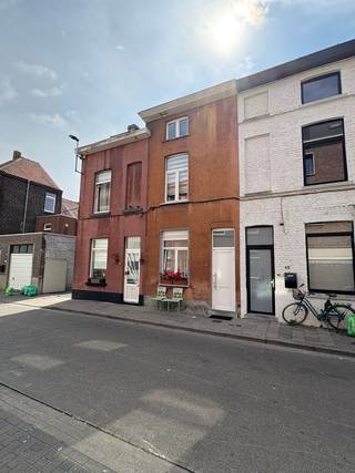 Nabij het centrum van Gent vind je deze verrassend ruime woning met 4 slaapkamers.Met een mobiscore van 9/10 ben je zeker van een woning met een...