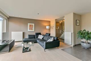 Op een bijzonder gegeerde locatie aan de Visserij in Gent bevindt zich dit stijlvolle en lichtrijke duplex-appartement op de derde en vierde verdieping. De combinatie van royale leefruimtes, een uitzonderlijk terras van 14 m2, drie volwaardige slaapkamers en een hoogwaardige afwerking maakt dit tot een bijzonder aangename woonplek.<br />De inkomhal met praktische vestiairekast geeft toegang tot de ruime leefverdieping. De royale living en eetplaats genieten dankzij de grote raampartijen van bijzonder veel natuurlijk licht en sluiten rechtstreeks aan op het terras, dat een echte verlenging vormt van de leefruimte.<br />De keuken is volledig uitgerust met kwalitatieve Smeg-toestellen. Aansluitend bevindt zich een afzonderlijke wasplaats/berging, die voor de nodige extra opbergruimte zorgt.<br />Op deze verdieping bevindt zich tevens een eerste ruime slaapkamer met aansluitend een comfortabele badkamer, voorzien van ligbad, afzonderlijke douche en dubbele lavabo.<br />Via de binnentrap bereikt u de bovenverdieping. Naast de tweede slaapkamer treft men hier ook de master-bedroom aan. Deze beschikt over ingemaakte kasten en een dressing. De douchekamer vervolledigt het verdiep.<br />Bij het appartement horen bovendien een autostaanplaats in de ondergrondse garage en een private berging.<br />Met een EPC-score A (95 kWh/m²) combineert het appartement bovendien een hoog wooncomfort met een uitstekende energieprestatie.<br />Een kwalitatief en ruim duplex-appartement voor wie comfortabel en stijlvol wil wonen op een uitstekende locatie in Gent, vlak bij het centrum en met de Visserij als bijzonder aangename woonomgeving.<br />Beschikbaar vanaf 1 november 2026. De algemene onkosten bedragen 150 €/maand.