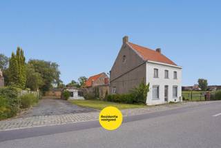 Open bebouwing met landelijk verzicht op 5.450 m² – uitzonderlijk veel potentieel!<br /><br />Op zoek naar ruimte, rust en mogelijkheden? Deze open bebouwing, landelijk gelegen en voorzien van een goedgekeurde functiewijziging naar zonevreemde woning, biedt een unieke kans op een uitzonderlijk ruim perceel van maar liefst 5.450 m².<br /><br />De eigendom geniet van een prachtige groene omgeving, een open landelijk verzicht en een bijzonder rustige ligging. Dit maakt ze de ideale uitvalsbasis voor wie droomt van een renovatieproject op maat of de realisatie van een nieuwbouw op een royaal perceel.<br /><br />De bestaande woning omvat diverse leefruimtes en vier slaapkamers, waardoor er vandaag al een ruime basis aanwezig is. Daarnaast bieden de bijgebouwen tal van extra mogelijkheden, zoals opslagruimte, hobbyruimte,...<br /><br />Dankzij de omvang van het perceel geniet u hier van een heerlijk gevoel van vrijheid, privacy en buitenruimte. Bovendien bestaat de mogelijkheid om bijkomende landbouwgrond aan te kopen.<br /><br />Een zeldzame opportuniteit voor wie landelijk wil wonen, renoveren of bouwen op een ruim perceel met prachtig verzicht en veel potentieel.<br /><br />Neem voorsprong met een vrijblijvende en gratis schatting van uw eigendom via:<br />http://www.residentievastgoed.be/gratisonlineschatten<br /><br />EPC: F-Label (Ref. NI26566)