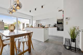 In een rustige en bijzonder gegeerde verkaveling te Melsele, waar elke woning haar eigen karakter en architecturale uitstraling heeft, bevindt zich deze instapklare en opvallend verzorgde gezinswoning met een bewoonbare oppervlakte van 179 m² op een perceel van 148 m². Wat meteen opvalt bij het binnenkomen, is de aangename lichtinval en de warme, uitnodigende sfeer die doorheen de volledige woning voelbaar is. De leefruimte vormt een mooi geheel met de open, moderne keuken, uitgerust met alle toestellen en een centraal eiland waar koken en samenzijn naadloos samenkomen. Dankzij het grote schuifraam vloeit de leefruimte moeiteloos over in het zonnige terras en de volledig aangelegde, afgesloten tuin.<br />De woning beschikt over vier volwaardige slaapkamers en twee badkamers, waarvan één met ligbad en één met douche, wat zorgt voor een ideale combinatie van comfort en flexibiliteit voor elk gezin. Een aparte wasruimte verhoogt het praktische gemak in het dagelijkse leven. Ook op vlak van energiezuinigheid scoort deze woning sterk met onder andere 10 zonnepanelen, wat bijdraagt aan een duurzame en toekomstgerichte woonervaring. Achteraan het perceel bevindt zich een afzonderlijke garagebox, bereikbaar via een handige achteruitweg die tevens perfect is voor fietsen.<br />Dit is een woning waar u zich meteen thuis voelt, gelegen in een omgeving waar zelden iets te koop komt. Een unieke kans voor wie op zoek is naar comfort, licht en een warme thuis in een sterke regio.