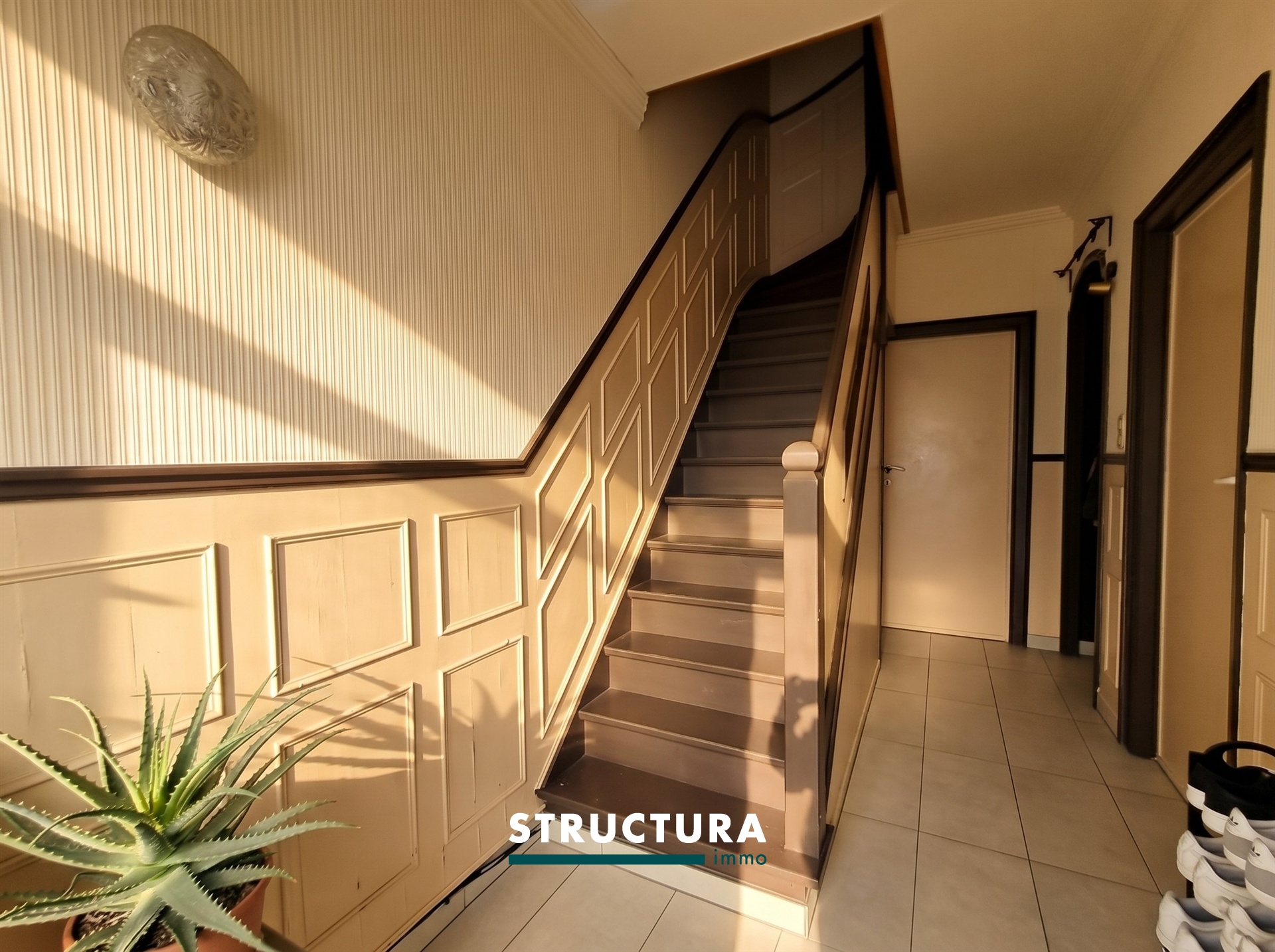 Woning met 3 staanplaatsen en tuin - foto 2