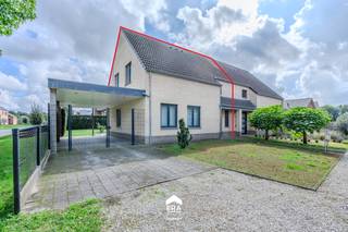 <p>Energiezuinige gezinswoning op 385m² nabij Lommel-Centrum! </p>
<p><strong>Lommel-Centrum: Instapklare woning (169m²) met 3 slks op 385m² en EPC label A! </strong></p>
<p> </p>
<p><strong>Troeven:</strong></p>
<ul><li>Energiezuinig = EPC label A</li><li>3 ruime slaapkamers</li><li>Heel gunstige en rustige ligging nabij Lommel-Centrum
<ul><li>Op wandelafstand van centrum</li><li>Nabij openbaar vervoer, scholen, winkels, ..</li><li>Vlotte verbinding naar Nederland en op ca. 25 minuten van o.a. Eindhoven, Veldhoven, ..</li></ul>
</li><li>Zonnepanelen en zonneboiler aanwezig</li><li>Onderhoudsvriendelijke tuin met carport en ZO-oriëntatie</li><li>Asbestvrij- en veilig</li><li>Charmante woonkamer met parketvloer, vloerverwarming en veel lichtinval</li><li>Ook geschikt als investering!</li></ul>
<p><u>Indeling</u></p>
<p>Gelijkvloers: inkomhal - toilet - woonkamer - keuken - hal - wasplaats/berging</p>
<p>Boven: nachthal - badkamer - slaapkamer 1 - slaapkamer 2 - slaapkamer 3</p>
<p>Zolder (vlizotrap): bergzolder met o.a. gasketel en zonneboiler</p>
<p>Tuin: terras met zonneluifel - tuinhuis - carport</p>