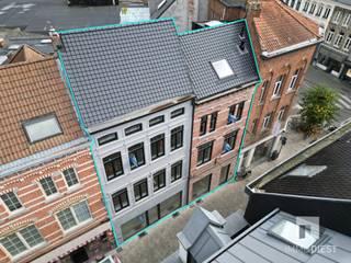 <p><span>In de mooiste winkelstraat van Diest verkoopt Immo Diest deze building met 3 prachtige doorzonappartementen met een gevelbreedte van meer dan 12m en een gelijkvloerse handelsruimte.</span></p><p><span>Geniet van uitzonderlijk veel lichtinval, en dat midden in de stad. De appartementen zijn (verhuur)klaar bij akte en hebben volgende indeling:</span></p><p><span> </span></p><p><span>GELIJKVLOERS:</span></p><p><span>- gemeenschappelijke inkomhal met fietsenberging</span></p><p><span>- trap naar boven</span></p><p><span>- trap naar de kelder</span></p><p><span>- toegang naar de handelsruimte</span></p><p><span> </span></p><p><span>EERSTE EN TWEEDE VERDIEPING:</span></p><p><span>Telkens een appartement van zo'n 90m² met</span></p><p><span>- eigen inkomhal </span></p><p><span>- grote slaapkamer die -indien u wenst- opgedeeld kan worden in 2 volwaardige (slaap)kamers/dressing/bureau</span></p><p><span>- toffe keuken met toestellen en alle comfort</span></p><p><span>- leefruimte met hoge plafonds en veel ramen (daglicht)</span></p><p><span>- zonnig terras aan de achterzijde</span></p><p><span>- badkamer met lavabo en douche</span></p><p><span>- apart toilet</span></p><p><span>- berging/wasplaats met oa. gaswandketel en omvormer zonnepanelen </span></p><p><span> </span></p><p><span>DERDE VERDIEPING:</span></p><p><span>Appartement met 1 slaapkamer, zelfde comfort als de andere appartementen</span></p><p><span> </span></p><p><span>ENERGIEZUINIGE APPARTEMENTEN:</span></p><p><span>- verwarming op aardgas</span></p><p><span>- zonnepanelen met eigen omvormer (3x400WP)</span></p><p><span>- ventilatie C</span></p><p><span>- EPB voorcalculatie: E40 (dit in een indicatie, het definitieve E-peil kan afwijken van de voorcalculatie en wordt pas vastgesteld na ingebruikname)</span></p><p><span> </span></p><p><span>In de kelder beschikt u over een eigen berging.</span></p><p><span>Op het gelijkvloers is er een gemeenschappelijke fietsenberging.</span></p><p><span> </span></p><p><span>PS: </span></p><p><span>- de werken zijn nog bezig en zullen klaar zijn tegen het moment van akte </span></p><p><span>- verkoop onder registratierechten (geen btw)</span></p><p><span>- vlotte verhuring gegarandeerd!</span></p><p><span> </span></p><p><span>MEER INFO EN EEN BEZOEK?</span></p><p><span>Aarzel niet, contacteer Immo Diest: 013 31 25 22.</span></p><p><span>Wij laten u deze building graag asap bekijken.</span></p>