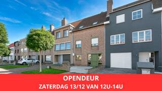 OPENDEUR ZA 13/12 van 12u - 14u | PETER BENOITLAAN 35 - 8301 HEISTModerne stadswoning mét parking in het centrum van Heist, op korte afstand van het...