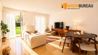 Dit aangename gelijkvloers appartement combineert comfort, ruimte en een mooie buitenomgeving, ideaal voor wie graag geniet van rustig en praktisch wonen.<br /><br />De woning beschikt over een lichtrijke woonkamer, waar grote raampartijen zorgen voor een aangename sfeer en veel natuurlijke lichtinval. Aansluitend bevindt zich de ingerichte keuken, die functioneel is uitgerust en voldoende ruimte biedt voor dagelijks gebruik.<br /><br />Verder zijn er twee slaapkamers, perfect voor een koppel, gezin of als extra bureau- of hobbyruimte. De badkamer is voorzien van een ligbad, toilet en twee wastafels. <br /><br />Een absolute troef van dit appartement is de tuin, waar je in alle rust kan genieten van de buitenlucht en gezellige momenten. <br />Daarnaast is er ook een garagebox inbegrepen, wat zorgt voor veilige parkeergelegenheid en extra opslagruimte.<br /><br />Het appartement is beschikbaar in overleg. De huurprijs bedraagt €950 per maand, met €25 vaste kosten per maand.<br /><br />Ben je op zoek naar een comfortabel gelijkvloers appartement met tuin en garage? Neem dan gerust contact met ons op voor meer informatie of om een bezichtiging in te plannen.