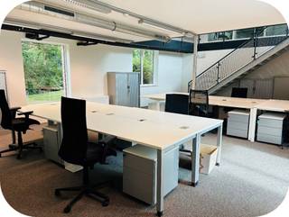 <p>In de gerenoveerde vierkantshoeve van het Axxes Business Center vind je een unieke werkplek waar professioneel werken hand in hand gaat met een huiselijke en ontspannen sfeer. De gezellige binnenkoer en groene, parkachtige tuin zorgen voor een aangename werkomgeving, ideaal voor wie graag efficiënt werkt in een rustgevende setting.</p>
<p>De kantoren zijn volledig gemeubileerd en operationeel, en beschikbaar vanaf 12 m² tot 198 m². Dankzij het all-in concept zijn onder meer internet, EGW-verbruik, schoonmaak, gemeenschappelijke lasten, gebruik van vergaderzalen en toegang tot een koffiebar inbegrepen in de maandprijs.</p>
<p>Je kan hier terecht voor een flexibele huurformule, of het nu gaat om een korte of langere periode. Daarnaast biedt de site ook privéparkeerplaatsen, een veilige fietsenstalling en 58 laadpunten voor elektrische voertuigen.</p>
<p>Axxes Business Center is de ideale oplossing voor wie op zoek is naar een praktische én inspirerende werklocatie vlakbij de R4 en E40.</p>