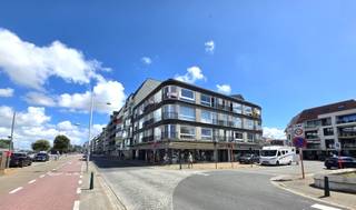 Appartement met 1 grote kamer en prachtig open duinzicht in het centrum van Bredene Duinen. <br /><br />Gelegen op de 3° verdieping in het gebouw - geen lift aanwezig.<br />Het dak werd recent vernieuwd en geïsoleerd.<br /><br />Bewoonbare oppervlakte van 70m²<br /><br />Indeling: Inkomhal met een apart toilet en een aparte douchecel.<br /><br />Een ruime en lichtrijke woonkamer met open zicht op de duinen en Duinenplein,<br />een open ingerichte keukenblok met eetplaats. 1 ruime slaapkamer voorzien met een lavabomeubel. <br /><br />Troeven:<br />Zeer lichtrijk en gelegen aan de zuid zijde van het gebouw <br />Lage algemene gemeenschappelijke lasten<br />Laag KI 490 euro <br />ideaal als vakantie appartement of voor jonge starter <br /><br />Overal pvc ramen met dubbel glas. Verwarming met accumulatie.<br /><br />Het appartement heeft een opknapbeurt nodig.<br /><br />EPC waarde 352 kwh = Label D ( geen renovatie plicht )<br /><br />Vraagprijs 185.000 euro en bieden is mogelijk <br /><br />Mis deze kans niet en plan snel uw afspraak.