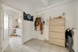 TE KOOP – Ruim 1-slaapkamerappartement met zonnig terras in het centrum van Hoeilaart
Ben je op zoek naar een instapklaar appartement met opfrismogelijkheden op een toplocatie? Dit gezellige en goed ingedeelde appartement in de Henri Caronstraat 12 bus 2 is ideaal voor starters, koppels of investeerders die willen wonen in het hart van Hoeilaart, met alle voorzieningen op wandelafstand.

Gelegen op de 1ste verdieping van een kleinschalige residentie, combineert dit appartement veel licht, ruimte en een royaal terras.

Indeling:
Lichtrijke woonkamer van 19 m² met directe toegang tot het terras

Functionele keuken van 9,1 m², uitgerust met keramisch kookvuur en oven

Ruime slaapkamer van 16,6 m²

Badkamer van 6,3 m² met ligbad/douchecombinatie, lavabo in meubel en aansluitingen voor wasmachine en droogkast

Terras van maar liefst 33,3 m², waarvan 6,9 m² overdekt en 26,4 m² open – perfect om buiten te genieten

Troeven:
Centrale ligging in het centrum van Hoeilaart

Grote slaapkamer en praktische indeling

Zonnig en ruim terras

Verwarming op aardgas met Bulex-condensatieketel 

PVC-ramen met dubbele beglazing

Beschikbaar bij akte

KI: €711

EPC: 20241112-0003443074-RES-1 – 152 kWh/m² – label B
Vraagprijs: €229.000

Wenst u een bezoekje te brengen aan dit appartement?
Aarzel dan niet om ons te contacteren op het nummer 02/731 07 07 of per e-mail via immo@home-consult.be.

