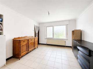 Welkom in de Koningin Astridlaan 46 te Harelbeke, een woning met een solide basis en bijzonder veel potentieel, gelegen in de rustige en aangename Arendswijk. Deze woning is ideaal voor wie op zoek is naar een betaalbare eigendom die naar eigen smaak verder opgefrist of gerenoveerd kan worden.De woning beschikt over 3 slaapkamers en biedt een praktische indeling met voldoende mogelijkheden voor wie comfortabel wil wonen, investeren of stap voor stap wil renoveren. Dankzij de conforme elektriciteit is alvast een belangrijke technische troef aanwezig. Met een EPC-label D is er geen renovatieverplichting van toepassing!De woning is momenteel verhuurd. Conform de geldende opzegmogelijkheden dient de bestaande huurovereenkomst bij aankoop te worden opgezegd indien de koper de woning zelf wenst te betrekken of hierover anders wenst te beschikken. De grootste troef bevindt zich achteraan het perceel: een recent geplaatste dubbele garage. Deze ruime en praktische garage biedt heel wat mogelijkheden, zowel voor particulier gebruik als voor zelfstandigen, hobbyisten of kopers die tijdens renovatiewerken extra opslag- of werkruimte wensen. Door de hoogte van ca. 2,75 m is de garage bovendien bijzonder interessant voor wie hogere voertuigen, materiaal of gereedschap veilig wil stallen.Kortom, Koningin Astridlaan 46 is een woning met een sterke basis, conforme elektriciteit, 3 slaapkamers en vooral een uitzonderlijk praktische dubbele garage achteraan. Een mooie kans voor wie op zoek is naar een woning met potentieel op een rustige locatie in Harelbeke.Voor meer info of een bezoek mail naar info@property-vastgoed.be of bel 056 96 08 00.