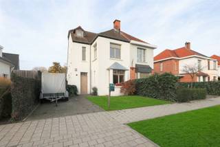 <p><span>KARAKTERVOLLE OP TE FRISSE GEZINSWONING OP TOPLOCATIE IN OUDE ELSDONK 4 SLAAPKAMERS | 2 BADKAMERS | DIEPE TUIN</span></p><p><span>In de gegeerde wijk </span><span>Oude Elsdonk</span><span> in Edegem bevindt zich deze charmante en bijzonder ruime gezinswoning op een perfect georiënteerd perceel. Dankzij haar karaktervolle uitstraling, royale volumes en uitstekende ligging is dit een ideale thuis voor wie op zoek is naar ruimte, licht en een warme gezinsomgeving.</span></p><p><span>Bij het binnenkomen word je meteen verwelkomd in de uitzonderlijk ruime woon- en leefruimte, waar hoge plafonds en grote raampartijen zorgen voor een aangenaam gevoel van licht en openheid. De gezellige zithoek met open haard vormt de perfecte plek om te ontspannen met familie of vrienden.</span></p><p><span>De open keuken sluit naadloos aan op de leefruimte en kijkt uit op de bijzonder diepe tuin. Deze zonnige buitenruimte biedt tal van mogelijkheden en kan, met een opfrissing, uitgroeien tot een echte groene oase.</span></p><p><span>Op de eerste verdieping bevinden zich drie ruime slaapkamers, allemaal met hoge plafonds en een aangenaam ruimtegevoel. De badkamer is uitgerust met een ligbad, douche en een dubbele wastafel.</span></p><p><span>De tweede verdieping vormt een volwaardige masterverdieping. Deze kamer beschikt over een open badkamerconcept en creëert een unieke, loftachtige sfeer.</span></p><p><span>Daarnaast beschikt de woning over een praktische, droge kelder die ideaal is als opslagruimte.</span></p><p><span>Troeven:</span></p><ul><li><span>Gelegen in de gegeerde wijk Oude Elsdonk</span></li><li><span>Zeer ruime en lichtrijke leefruimtes</span></li><li><span>Karaktervolle woning met hoge plafonds</span></li><li><span>Diepe, perfect georiënteerde tuin</span></li><li><span>4 volwaardige slaapkamers</span></li><li><span>2 badkamers</span></li><li><span>Gezellige open haard</span></li><li><span>Droge en praktische kelder</span></li><li><span>Nabij scholen, winkels, openbaar vervoer en belangrijke invalswegen</span></li></ul><p><span>Kijk- en biedmoment vanaf 6 augustus 2026.</span></p><p><span>Ben je op zoek naar een karaktervolle woning met veel ruimte, een uitstekende ligging en de mogelijkheid om er jouw droomwoning van te maken? Dan is dit een unieke opportuniteit die je niet mag missen.</span></p>