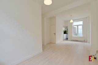 In de Lobeliastraat, midden in de levendige Brugsepoortwijk, bevindt zich deze charmante stadswoning. Een ideale uitvalsbasis voor wie graag geniet van het bruisende stadsleven, zonder in te boeten aan wooncomfort.<br /><br />De woning verwelkomt u met een gezellige leefruimte die aansluit op de praktische keuken. Verder beschikt het gelijkvloers over een apart gastentoilet, aansluitingen voor wasmachine en droogkast en een aangenaam stadskoertje waar u in alle rust kunt genieten van een zonnige dag of een gezellige avond. Daarnaast is er een handige kelder aanwezig, ideaal als extra bergruimte.<br /><br />Op de eerste verdieping vindt u een volwaardige slaapkamer, een apart toilet en een verzorgde badkamer uitgerust met een inloopdouche.<br /><br />De tweede verdieping biedt plaats aan een ruime zolderkamer die perfect kan dienen als extra slaapkamer, thuisbureau of hobbyruimte. Onder de schuine wand bevindt zich bovendien nog een praktische zolderberging.<br /><br />Wat deze woning extra aantrekkelijk maakt, is zonder twijfel haar ligging. De Brugsepoort groeide de voorbije jaren uit tot één van de meest dynamische buurten van Gent. U woont hier op fietsafstand van het historische stadscentrum en geniet tegelijk van een wijk met een uitgesproken eigen karakter. Gezellige koffiebarretjes, lokale handelszaken, restaurants, scholen en openbaar vervoer bevinden zich op wandelafstand. Ook verschillende parken en recreatiemogelijkheden liggen vlakbij.<br /><br />Bent u op zoek naar een gezellige stadswoning op een levendige locatie met alle voorzieningen binnen handbereik? Dan is deze woning zeker een bezoek waard.
