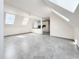 <strong>LUXUEUS NIEUWBOUWPROJECT</strong> in Brakel, afgewerkt in <strong>TIJDLOZE COTTAGE-STIJL</strong> met oog voor kwaliteit en detail. Deze kleinschalige residentie omvat <strong>9 ENERGIEZUINIGE NIEUWBOUWAPPARTEMENTEN MET 1, 2 OF 3 SLAAPKAMERS</strong>, ideaal voor alleenstaanden, koppels, jonge gezinnen of senioren. Elk appartement geniet van een do<strong>ORDACHTE INDELING, MAXIMALE LICHTINVAL</strong> en een <strong>RUIME PRIVÉ BUITENRUIMTE</strong> in de vorm van een terras of een eigen tuin. Met bewoonbare oppervlaktes van <strong>86 M² TOT 130 M² </strong>biedt dit project comfort op maat. Daarnaast zijn er <strong>13 PARKEERPLAATSEN VOORZIEN</strong>. Dankzij de centrale ligging in het hart van Brakel, <strong>DICHT BIJ WINKELS, SCHOLEN EN OPENBAAR VERVOER</strong>, én de vlotte verbinding naar omliggende steden, combineert Residentie Rano het beste van <strong>LANDELIJK WONEN MET STEDELIJKE BEREIKBAARHEID.</strong> Gezamelijke tuinberging voor fietsen en andere achteraan voorzien, alsook 2 staanplaatsen met oplaadpunt voor wagens en vooraan 1 gehandicapten en 1 extra bezoekersparking.. Kwalitatief <strong>WONEN, DUURZAME TECHNIEKEN EN EEN HOOG WOONCOMFORT</strong> maken van Residentie Rano een slimme vastgoedinvestering én een warme thuis. <br /><br />Verkoop valt onder 21% BTW!<br /><br />Adres: Herreweg 35 te Brakel
