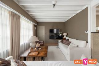 <p><span>Charmante woning met aparte studio, zonnige tuin en een uitstekende ligging in Gooreind.</span></p><p><span>Deze verzorgde en karaktervolle woning is gelegen in een rustige straat in het dorp. Dankzij de centrale ligging bevinden winkels, scholen en openbaar vervoer zich op wandel- of fietsafstand.</span></p><p><span> </span></p><p><span>Gelijkvloers</span></p><p><span>Via de stijlvolle inkomhal met prachtige waaltjesvloer en gastentoilet betreedt u de woning. De lichtrijke leefruimte straalt warmte en gezelligheid uit dankzij de grote raampartijen, de authentieke houtkachel en het schuifraam dat uitgeeft op de veranda. Aansluitend de keuken, die voorzien is van een 5-pits gasfornuis met elektrische oven, dampkap en dubbele spoelbak. De ruime veranda (ca. 19 m²) vormt een heerlijke extra leefruimte waar u geniet van het uitzicht op de tuin. Verder vindt u op het gelijkvloers nog een technische ruimte met de installatie van de centrale verwarming en de aansluitingen voor wasmachine en droogkast.</span></p><p><span> </span></p><p><span>Eerste verdieping</span></p><p><span>Op de eerste verdieping bevinden zich drie volwaardige slaapkamers (10 m², 11 m² en 13 m²) en een mooie vernieuwde badkamer (2023). Deze is volledig betegeld en uitgerust met een ruime inloopdouche, een lavabo in meubel, een handdoekdroger en een toilet.</span></p><p><span> </span></p><p><span>Zolder</span></p><p><span>Via een zolderluik in de kleinste slaapkamer bereikt u de praktische bergzolder, ideaal als extra opbergruimte.</span></p><p><span> </span></p><p><span>Aparte studio</span></p><p><span>Een absolute meerwaarde is de volledig aparte studio, bereikbaar via de oprit. Deze beschikt over een leefruimte met open keuken, een slaapkamer, een apart toilet en een douchekamer. Ideaal als zorgwoning (onder voorbehoud van de geldende regelgeving), voor inwonende familie, een zelfstandige activiteit of als hobbyruimte.</span></p><p><span> </span></p><p><span>Tuin</span></p><p><span>De mooie tuin biedt veel privacy en nodigt uit om in alle rust te genieten. Het ruime terras (33 m²) vormt de perfecte plek om te ontspannen of gasten te ontvangen.</span></p><p><span> </span></p><p><span>Extra</span></p><p><span>Rustige, centrale ligging - aparte studio met tal van mogelijkheden - nieuwe badkamer (2023) - nieuwe ramen aan de voorgevel (2023) - vernieuwd dak (2016) - rolluiken aanwezig.</span></p><p><span> </span></p><p><span>Met de nodige energetische verbeteringen maakt u deze woning helemaal klaar voor de toekomst. Intussen geniet u van een karaktervolle woning met een warme uitstraling, hedendaags comfort en een prachtige tuin.</span></p><p><span> </span></p><p><span>Dit pand is onderworpen aan de renovatieverplichting van de Vlaamse overheid voor residentiële gebouwen (behoudens bij sloop binnen 6 jaar na de aankoop). Consulteer voor meer informatie de website van het Vlaams Energie- en Klimaatagentschap via https://www.vlaanderen.be/een-huis-of-appartement-kopen/renovatieverplichting-voor-residentiele-gebouwen</span></p><p><span> </span></p>