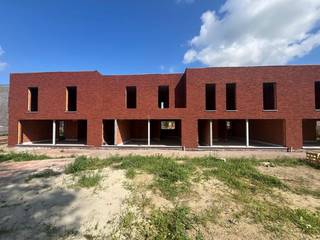 Nieuwbouwwoningen te koop te Ieper<br /><br />“DE VLOEI” Lot 82<br /><br />Nieuwbouwwoning met tuin !<br /><br />Duurzame 3 slaapkamer woning voorzien van warmtepomp, vloerverwarming, ventilatiesysteem D en zonnepanelen.<br />E-peil 20 !<br /><br />Volledige afwerking : Keuken, vloerafwerking beneden en boven, terras, tuin, ...<br /><br />Woning voorzien van :<br />* inkomhal, vestiaire , toilet<br />* lichtrijke leefruimte<br />* Ruime open keuken <br />* Wasplaats <br />* Carport<br />* Tuin met tuinberging<br /><br />Verdieping :<br />* 3 slaapkamers<br />* Badkamer (dubbel meubel, inloopdouche , bad , toilet)<br />* Bovenberging<br /><br />E-peil max 20 !<br /><br />Neem contact voor een bezoek via 051 21 11 11 of matias@imfiro.be