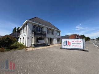 Gelegen aan de steenweg (<strong>N60</strong>) te Nazareth bevindt zich dit instapklaar kantoorgebouw. Dankzij de ligging langs deze belangrijke verbindingsweg geniet het kantoor van een uitstekende <strong>visibiliteit</strong>. De bereikbaarheid is zeer vlot, met de E17 op amper 5 minuten rijafstand en een bushalte op slechts 100 meter wandelafstand.<br /><br />Deze<strong> vrijstaande kantoorvilla</strong> biedt een oppervlakte van 284 m². Op het gelijkvloers bevindt zich een lichtrijke open space ruimte en een uitgeruste keuken. Daarnaast beschikt de eerste verdieping over afzonderlijke burelen die ingericht kunnen worden als vergaderzalen. Het gebouw is verder voorzien van airconditioning, LED-verlichting en een ruim <strong>terras</strong>. Tevens <strong>ruime parkeermogelijkheden </strong>voorzien.<br /><br />Neem vandaag nog contact op met <strong>PANORAMA B2B GENT KANTOREN </strong>voor meer informatie of om een vrijblijvend plaatsbezoek in te plannen via het nummer <strong>0477 44 39 30</strong>.
