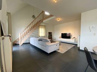 INDIEN U EEN BEZOEK WENST IN TE PLANNEN GELIEVE EEN BEZOEK AAN TE VRAGEN VIA WWW.HILLEWAERE.BE VIA DE RODE KNOP<br /><br />Leuk duplex appartement op de 1e verdieping van een mooi complex in Oud-Turnhout.<br /><br />Indeling:<br />Via de inkomhal met vestiaire en gastentoilet heeft u toegang tot de woonkamer met open keuken (ingericht met koelkast, keramische kookplaat en dampkap). Via de trap in de woonkamer komt u op de verdieping met mezzanine (hier is ruimte om bv. een bureel te plaatsen). Verder zijn hier 2 slaapkamers (waarvan 1 slaapkamer toegang geeft tot het ruime zuid gerichte terras). De badkamer beschikt over een douche, toilet en wastafel. Hier is tevens aansluiting voor wasmachine en droogkast.<br /><br />De huur omvat ook een overdekte staanplaats achteraan en een ruime private kelderberging. <br /><br />Bijzonderheden:<br />* geen lift aanwezig<br />* geen gemeenschappelijke lasten<br />* onmiddellijk beschikbaar