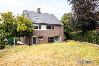Deze woning biedt je het beste van twee werelden: alle comfort en ruimte die je nodig hebt, gecombineerd met een uiterst gunstige ligging in de stadsrand. Op wandelafstand liggen winkels, scholen, openbaar vervoer, natuurgebied Honegem en het bruisende stadsleven, terwijl je ook vlot aansluiting vindt op de belangrijkste invalswegen / E40.<br /><br />Bij het binnenkomen word je meteen verwelkomd door een lichtrijke leefruimte die baadt in het natuurlijke licht met directe toegang tot het zonneterras. De grote ramen bieden een mooi zicht op de tuin en creëren een open, uitnodigende sfeer. Aansluitend vind je de keuken, praktisch ingedeeld en met directe toegang tot het 2<sup>de</sup> terras. De aparte wasplaats en de inpandige garage maken het dagelijkse leven een stuk handiger en comfortabeler.<br /><br />De eerste verdieping telt maar liefst vier royale slaapkamers. Eén van de slaapkamers beschikt over een eigen dressinggedeelte, ideaal voor wie houdt van orde en overzicht.<br /><br />Het hele verdiep is voorzien van duurzame parketvloeren. De badkamer is vlot bereikbaar vanuit alle kamers, voorzien van douche en bad, en biedt het nodige comfort.<br /><br />Op zolder, bereikbaar met vaste trap, wacht een indrukwekkende ruimte van +/- 70 m² op jouw creatieve invulling. Of je nu droomt van extra slaapkamers, een hobbyruimte, een thuiskantoor of zelfs een ontspanningsruimte, hier kan je alle kanten op. Daarnaast beschikt de woning over een kelder, die extra opbergmogelijkheden biedt voor provisie, seizoensspullen of andere benodigdheden.<br /><br />De zuidgerichte tuin met zijn terrassen vormt het perfecte verlengstuk van de leefruimte: een plek waar je in alle rust kan ontspannen, genieten van de zon en gezellige momenten kan delen met familie of vrienden.<br /><br />Grondoppervlakte 894 m² / Gebouwd in 1964 – onderging renovaties in 2003 / Natuurleien / EPC label C – geen renovatieplicht / Solide betonstructuur / Dubbel glas / CV Aardgas / Regenwaterput / … Steeds goed onderhouden.<br /><br />Deze woning is een unieke opportuniteit. De combinatie van ruimte, ligging en potentieel maakt dit een aanbod dat je niet mag missen.<br /><br />Plan vandaag nog je bezoek en ontdek zelf waarom deze eigendom in Aalst jouw nieuwe thuis kan worden.