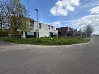 In het rustige Vinkt, vindt u deze nieuwbouwwoning. De woning bevindt zich op het einde van een doodlopende straat, is landelijk gelegen, doch nabij de dorpskern van Vinkt en slechts op 10min van centrum Deinze.<br /><br />De woning is voorzien van een inkomhal met gastentoilet, lichtrijke leefruimte met open keuken en berging palend aan de keuken. Op de verdieping bevinden zich 3 slaapkamers, apart toilet, badkamer met inloopdouche, ligbad en dubbele lavabo en een berging. Elke woning heeft een tuin met terras waar u kan genieten van een prachtig verzicht. Daarnaast is er ook nog een carport aanwezig.<br /><br />De woning is voorzien van de modernste technieken: vloerverwarming, warmtepomp, zonnepanelen, groendak.<br /><br />Wenst u na een drukke werkdag echt thuiskomen waar rust en genieten primeert, dan is deze woning zeker iets voor u!<br /><br />Aarzel niet ons te contacteren voor meer info of een plaatsbezoek.