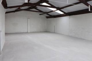 <p>Deze volledig vernieuwde en instapklare loods met een oppervlakte van ca. <strong>140 m²</strong> is <strong>onmiddellijk beschikbaar</strong>.</p><p>De loods is volledig geïsoleerd en heeft een lengte van <strong>18 meter</strong>, een breedte van <strong>8 meter</strong> en een hoogte van <strong>3,5 meter</strong>.</p><p>De toegang tot de loods gebeurt via een <strong>automatische sectionaalpoort met handzender</strong>, met een breedte van <strong>2,83 meter</strong> en een hoogte van <strong>2,80 meter</strong>.</p><p>De loods beschikt over:</p><ul><li><p>Nieuwe elektriciteitsinstallatie en verlichting</p></li><li><p>Aparte elektriciteitsmeter</p></li><li><p>Branddetectiesysteem</p></li><li><p>Wateraansluiting en sanitair</p></li><li><p>Extra buitenparking van ca. <strong>96 m²</strong></p></li></ul><p>Het complex is bereikbaar via een <strong>private, geasfalteerde toegangsweg</strong> en bevindt zich op een <strong>beveiligd terrein</strong>, afgesloten met een industrieel hek. Elke huurder beschikt over een <strong>persoonlijke toegangscode</strong>.</p><p></p><p>Daarnaast is het volledige terrein voorzien van <strong>24/7 camerabewaking</strong>.</p><p></p><p><strong>Huurprijs:</strong> € 895 per maand<br /><strong>Vaste kosten:</strong> € 20 per maand</p><p><strong>Onmiddellijk beschikbaar.</strong></p>