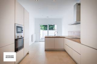 Deze volledig gerenoveerde &amp; super energiezuinige eengezinswoning is gelegen op een centrale, maar bovenal rustige ligging in een residentiële omgeving met in de nabijheid enkele winkels, openbaar vervoer &amp; de Lierse vesten. De woning kenmerkt zich door de hoge energiezuinigheid &amp; hoogwaardige afwerking.<br /><br />Er zijn nog enkele zaken (voornamelijk schrijnwerk) die eerstdaags in de woning verder zullen worden afgewerkt zoals zichtbaar is op de foto's.<br /><br /><u>Indeling gelijkvloers:</u> inkomhal, afzonderlijk gastentoilet, woonkamer met eethoek, berging (ruimte voor wasmachine &amp; droogkast) open leefkeuken met keukeneiland dewelke is ingericht met alle toestellen &amp; tuin (ZO-oriëntatie)<br /><br /><u>Indeling eerste verdieping:</u> nachthal, slaapkamer &amp; badkamer (dubbele lavabo, toilet, inloopdouche &amp; ingemaakte kasten voor bergruimte)<br /><br /><u>Indeling tweede verdieping:</u> zolderverdieping dewelke is ingericht als volwaardige slaapkamer, maar perfect kan opgesplitst worden in 2 kamers<br /><br /><strong>BIJZONDERHEDEN:</strong><br /><br />- Centrale, doch rustige ligging in residentiële omgeving<br />- Zeer energiezuinige woning (EPC label B)<br />- Daken, muren &amp; vloeren veelvuldig geïsoleerd<br />- CONFORME elektrische keuring<br />- GEEN renovatieverplichting<br />- Mogelijkheid tot extra kamer op zolderverdieping<br /><br /><strong>BESCHIKBAARHEID: bij akte na betaling. </strong>Voor meer info of een bezoek kan u ons bereiken op +32 473 37 28 40 of info@immobilli.be