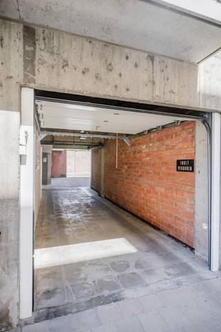 <strong>Ligging</strong> <br /><br />Gelegen in de Guldenspoorstraat aan het <strong>Koning Albertpark </strong>te Gent. Op wandelafstand van het centrum en heeft een makkelijke verbinding met het openbaar vervoer alsook de E40/E17.<br /><br />De <strong>afgesloten garagebox</strong> bevindt zich in de Résidentie Pénélope <strong>op de hoek van de Hofstraat en de Guldenspoorstraat</strong>. De garage geeft uit op de binnenkoer. <br /><br />Afmetingen H 1,93m - B 2,63m - L 5,48m<br /><br />Voor inlichtingen en/of bezoek, bel Guillaume Delbecque <strong>0472 25 70 76</strong>