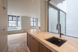 <p>Deze prachtige nieuwbouwwoning is gelegen in de Visserskapelstraat, op een topligging in Heist, tussen de zeedijk en de Graaf d'Ursellaan en vlak aan het pleintje De Kinkhoorn. Het strand en de zee bevinden zich op slechts enkele stappen van de woning. De woning werd luxueus afgewerkt en beschikt over een bijzonder doordachte en praktische indeling. De lichtrijke woonkamer vormt samen met de open keuken het hart van de woning en geeft uit op een gezellig patio. Op de bovenste verdieping bevindt zich een heerlijk zuidgericht terras, ideaal om volop van de zon te genieten. De woning telt vier slaapkamers, waarvan één op het gelijkvloers. Deze ruimte kan eveneens perfect dienstdoen als praktijkruimte of bureau voor een zelfstandig beroep. Daarnaast zijn er maar liefst 3 badkamers, wat zorgt voor optimaal comfort. Op het gelijkvloers is een ruime bergruimte voorzien, ideaal voor het stallen van fietsen en het opbergen van allerhande materiaal. Een stijlvolle en instapklare woning, een ideale vaste woonst of als ruim en comfortabel tweede verblijf aan de Belgische kust.</p>