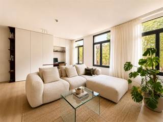 Op de tweede verdieping van een kleinschalig gebouw bevindt zich dit recent gerenoveerde appartement met een warme, lichtrijke uitstraling. Dankzij...