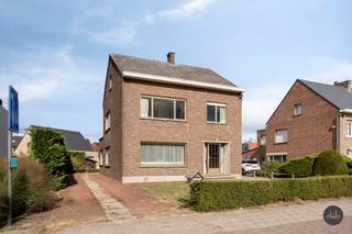 Bent u op zoek naar een ruime woning met veel potentieel en uitbreidingsmogelijkheden? Dan is dit pand precies wat u zoekt! <br /><br />Enkele troeven:<br /><br />- Centrale toplocatie met vlotte bereikbaarheid<br />- 3 volwaardige slaapkamers<br />- Ruime zolder met vaste trap (mogelijk in te richten als extra slaapkamer, bureau of hobbyruimte)<br /><br /><br />Totale bewoonbare oppervlakte van 188 m²<br /><br />Indeling:<br /><br />GELIJKVLOERS:<br />- Lichtrijke woonkamer, keuken, eetkamer, gastentoilet en wasplaats<br />- Praktische kelder en berging<br />- Garage + oprit voor meerdere wagens<br />- Diepe tuin<br /><br />1STE VERDIEPING:<br />- 3 ruime slaapkamers<br />- Badkamer<br /><br />ZOLDER:<br />- Te renoveren zolder met vaste trap, ideaal om extra kamers of een hobbyruimte te creëren.<br /><br />Kan u niet wachten om deze woning te ontdekken? Plan dan snel uw bezoek in via 016792901 of kieran.dams@homixx.be<br /><br />Wenst u ook te weten hoeveel uw woning waard is? Contacteer ons dan vrijblijvend via 016792901 of kieran.dams@homixx.be