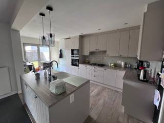 De renovatie van de woning werd afgerond in 2016. Je betreedt de woning via de inkomhal, welke toegang geeft tot de leefruimte, waarbij eetruimte...