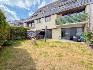 Dit <strong>GEZELLIG, INSTAPKLAAR 2-SLAAPKAMERAPPARTEMENT</strong> is gelegen in Ruien, een deelgemeente van Kluisbergen. Dankzij de <strong>GUNSTIGE LIGGING</strong> geniet u van een <strong>VLOTTE BEREIKBAARHEID</strong> en bevinden scholen, openbaar vervoer en winkels zich in de nabije omgeving. Ook <strong>NATUURLIEFHEBBERS </strong>komen hier aan hun trekken: het prachtige <strong>KLUISBOS </strong>ligt op nog geen 5 minuten!<br /><br />Het appartement is praktisch ingedeeld en omvat een inkomhal, apart toilet, <strong>RUIME WOONKAMER</strong>, ingerichte keuken, <strong>2 SLAAPKAMERS</strong> en een ingerichte badkamer.<br />Een absolute meerwaarde is de <strong>GEZELLIGE TUIN</strong>, waar u in alle rust kunt genieten van het buitenleven alsook de <strong>PRIVATIEVE GARAGEBOX</strong>.<br /><br />Adres: Grote Herreweg 156 bus 02, 9690 Kluisbergen<br />Beschikbaar vanaf 1 november 2026<br />Huurprijs: € 870/mnd + €80 syndic<br />EPC: 92 kWh/m²/jaar.