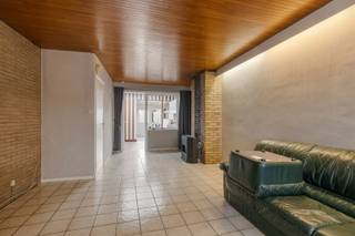 In het pittoreske Sint-Amands, vlak bij de Schelde en omringd door natuur, vinden we deze te renoveren woning boordevol mogelijkheden. Ideaal voor...