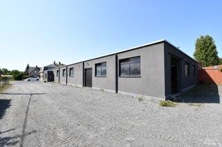 Te huur: Loodsen in KnesselareDeze goed uitgeruste loodsen zijn perfect voor zelfstandigen of als overdekte en afgesloten stalling voor mobilehomes...