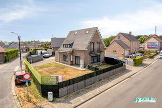 In een rustige en groene woonomgeving in Sint-Amands bevindt zich deze recent gerenoveerde open bebouwing, waar ruimte, comfort en functionaliteit perfect samenkomen. Dankzij de gunstige ligging geniet u van een vlotte bereikbaarheid, terwijl winkels, scholen, openbaar vervoer en de prachtige Scheldevallei met haar talrijke wandel- en fietsroutes zich in de nabije omgeving bevinden.<br /><br />De woning is toegankelijk via zowel de voor- als achterzijde. Vooraan beschikt u over een ruime oprit met plaats voor meerdere wagens. Binnen wordt u verwelkomd in een verzorgde inkomhal met sfeervolle verlichting, waarna u terechtkomt in de lichtrijke leefruimte met grote raampartijen. Aansluitend bevinden zich de volledig geïnstalleerde keuken met praktische berging en achteringang, een stijlvolle badkamer met inloopdouche en een aparte bureauruimte.<br /><br />De eerste verdieping omvat drie volwaardige slaapkamers, een apart gastentoilet en een extra ruimte die perfect kan worden ingericht als dressing of berging. Op de zolderverdieping bevinden zich nog twee bijkomende slaapkamers, waardoor de woning in totaal vijf slaapkamers telt.<br /><br />Buiten geniet u van een aangelegd terras, een verzorgde tuin en twee hoge garages met sectionale poorten, ideaal voor een grote bestelwagen of camionette. Daarnaast beschikt het perceel over meerdere autostaanplaatsen en is het volledig omheind. Voor extra comfort en veiligheid werd de woning uitgerust met camerabewaking en een alarmsysteem.<br />Dankzij de recente renovatie verkeert deze woning in een uitstekende staat van onderhoud en is ze volledig instapklaar.<br /><br />Troeven<br />-Rustige ligging in het groene Sint-Amands<br />-Open bebouwing op een ruim perceel<br />-Vijf volwaardige slaapkamers<br />-Twee hoge garages met sectionale poorten<br />-Ruime oprit met meerdere parkeerplaatsen<br />-Aangelegd terras en verzorgde tuin<br />-Camerabewaking en alarmsysteem<br />-Dak deels geïsoleerd<br />-PVC-ramen met dubbele beglazing<br />-Elektrische installatie conform het AREI
