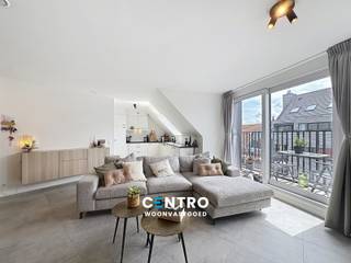 RECENT (°2022) centraal gelegen appartement met 2 slaapkamers en 2 badkamers, geschikt voor hoofdverblijf én als 2de verblijf!<br /><br /><strong>INDELING:<br /><u><em>Vierde verdieping:</em></u></strong><br />Inkomhal - LICHTRIJKE living - volledig ingerichte open keuken (O.a. met fornuis, dampkap, combi-oven, frigo én vaatwasmachine) - afzonderlijk gastentoilet (met lavabo) - badkamer 1 (O.a. met lavabomeubel en douche) - ruime slaapkamer - ZUIDgericht terrasje.<br /><br /><u><em><strong>Vijfde verdieping:</strong></em></u><br />Nachthal - 2de slaapkamer - 2de badkamer (O.a. met lavabomeubel, hangtoilet en douche) - wasplaats (Voorzieningen voor wasmachine en droger) - berging.<br /><br /><u><strong>Opmerkingen:<br />- Energielabel A!</strong></u><br />- Lift aanwezig.<br />- Oppervlakte: 110m2.<br />- Videofonie aanwezig.<br />- ZONNEPANELEN aanwezig.<br />- Elektriciteit volledig GOEDgekeurd!<br />- Volledig geschilderd door professionele schilder!<br />- Tevens geschikt als opbrengsteigendom.<br /><br />INSTAPKLAAR appartement met alle COMFORT op wandelafstand van de Grote Markt, de Zeedijk, het station, scholen en winkels! Aarzel zeker niet om ons te contacteren voor een bezoek ter plaatse: 050/70.01.02 - info@centro.be. 