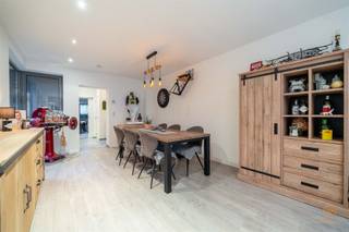 <p><span>Hyper gunstig gelegen gerenoveerde woning met 4 slpk en ruime tuin</span></p><p><span>Deze instapklare woning bevindt zich op 2 minuten van de E19, de Prins Boudewijnlaan en de Expressweg), scholen (Sint-Rita, Sint-Jozef en VTI, ...), het openbaar vervoer; </span></p><p><span>De woning werd volledig gerenoveerd met aandacht voor kwaliteit en duurzaamheid. Op het gelijkvloers vinden we de inkomhal, een gastentoilet, living/eetplaats; ruime volledig geïnstalleerde keuken (Miele toestellen), en binnenpatio (nuttig voor bv. het stallen van fietsen). Op de eerste verdieping 2 ruime slaapkamers waarvan 1 met dressing en een grote badkamer (ligbad, douche, 2 lavabo's en toilet). Op de 2</span><span><sup>de</sup></span><span> verdieping vinden we de 2 andere ruime  slaapkamers waarvan 1 met berging. </span></p><p><span>Achteraan bevindt zich een recent volledig heraangelegde tuin met deels overdekt terras en achteraan een zeer ruime tuinberging of hobbyruimte. Tenslotte beschikt de woning over een kelder met wasplaats en technische ruimte.</span></p><p><span> </span></p><p><span>+ Instapklaar tijdloos geheel</span></p><p><span>+ Zeer gunstige ligging</span></p><p><span>+ zonnige ruime en rustige tuin</span></p><p><span>+ 4 ruime slaapkamers</span></p><p><span>+ Elek. conform - gunstige EPC</span></p><p><span>+ ruime tuinberging voor feestjes of hobbyruimte</span></p><p><span> </span></p>