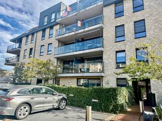 <p><span>Appartement met 2 slaapkamers in centrum Oudenaarde.</span></p><p><span> </span></p><p><span>INDELING</span></p><p><span> </span></p><p><span>Het appartement omvat een inkomhal met gastentoilet en berging.</span></p><p><span>Verder een ruime living met open keuken en een groot terras.</span></p><p><span>Het appartement geniet verder ook 2 slaapkamers en een badkamer.</span></p><p><span> </span></p><p><span>PRAKTISCH</span></p><p><span> </span></p><p><span>Het appartement is onmiddellijk beschikbaar.</span></p><p><span> </span></p><p><span>Vraag uw bezoek aan via onze site immodhondt.be</span></p>