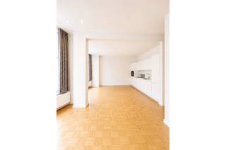  * Dit lichtrijke appartement combineert ruimte, elegantie en een uitzonderlijke ligging vlak aan het groene Maria-Hendrikapark. Dankzij de grote  ...