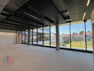 Emplacement phénoménal pour des bureaux/polyvalents neufs de 300 m² à louer à l'angle de l'A12 et du R0, à seulement 200 m de l'A12, sortie...