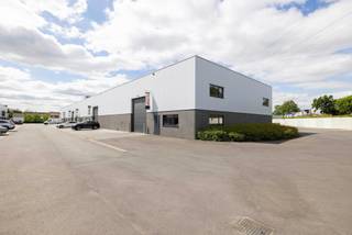 KMO-unit met kantoorruimte | Oostmalsebaan 10E, Sint-Lenaarts200 m² – €1.150/maand – beschikbaar vanaf 01.03.2026Deze unit omvat een open werkruimte...