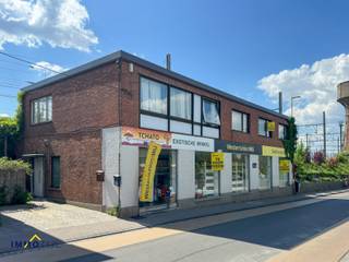 Propriété spacieuse offrant l'opportunité idéale de combiner activités commerciales et vie confortable.Au rez-de-chaussée se trouve actuellement un...