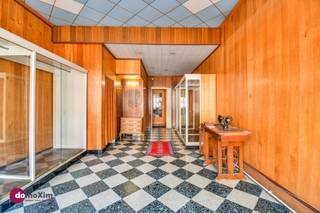 <p><span>Te renoveren stadswoning met zuid-gerichte tuin en garage</span></p><p><span> </span></p><p><span>Aan de stadsrand, op wandelafstand van het centrum van Mechelen, bevindt zich deze te renoveren rijwoning. Het pand, dat vroeger als handelspand werd gebruikt, biedt heel wat mogelijkheden voor wie op zoek is naar een renovatieproject.</span></p><p><span> </span></p><p><span>De woning beschikt over een compacte oppervlakte en gevelbreedte, maar onderscheidt zich door haar praktische buitenruimte. Voorraan de woning is het vroegere handelspand, met achteraan een leefruimte met keuken & badkamer. Verder heb je een zuid-gerichte tuin, waar je gedurende een groot deel van de dag van de zon kunt genieten. Een belangrijke troef is de afzonderlijke garage van circa 20 m², voorzien van elektriciteit. Deze ruimte is via een erfdienstbaarheid rechtstreeks bereikbaar vanaf de Nekkerspoelstraat. </span></p><p><span> </span></p><p><span>Dankzij de ligging nabij het centrum van Mechelen, winkels, scholen, het station en het openbaar vervoer geniet de woning van een uitstekende bereikbaarheid en een zeer hoge mobiliteitsscore.</span></p><p><span> </span></p><p><span>Deze eigendom vormt een interessante opportuniteit voor renovatie of, mits het verkrijgen van de nodige vergunningen en het voldoen aan de geldende voorwaarden, sloop en heropbouw. Een woning met potentieel voor wie centraal wil wonen en op zoek is naar een zuid-gerichte tuin, extra bergruimte en een praktische toegang achteraan.</span></p><p><span> </span></p><p><span>Interesse in een bezoek? Contacteer ons vandaag nog!</span></p><p><span> </span></p><p><span>015 20 36 00 - info@domoxim.be</span></p><p><span> </span></p><p><span>domoXim. Waar dromen thuis komen!</span></p><p><span> </span></p><p><span>Ook benieuwd naar de waarde van je </span><span>eigen</span><span> woning? Wij geven je graag advies.</span></p>