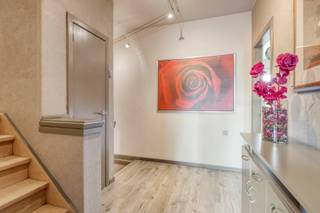 Deze instapklare gezinswoning met 3 slaapkamers is gelegen op een ruim perceel van 6a 88ca, op een steenworp van het prachtige natuurpark De Keiheuvel in Balen. De woning biedt het beste van twee werelden: een groene, rustige omgeving én een uitstekende bereikbaarheid met alle nodige voorzieningen in de nabije omgeving zoals een bank, apotheek, supermarkt, school, ... .<br /><br />Indeling:<br />- Eerste verdieping:<br />Het leefgedeelte bevindt zich op de eerste verdieping. Via de gang komen we in een eerste kamer, momenteel ingericht als bureau, en in de ruime, lichtrijke woonkamer met gezellige gashaard, verdeeld in een zit- en eetgedeelte. Aansluitend bevindt zich de volledig uitgeruste keuken, met directe toegang tot een zonnig terras van maar liefst 73 m², waar het heerlijk vertoeven is. Naast het zitgedeelte is er een handige wasplaats.<br /><br />- Tweede verdieping:<br />Hier bevinden zich twee ruime slaapkamers, waaronder een master bedroom met twee aparte dressings. De badkamer is uitgerust met een bad, douche, toilet, wastafel en beschikt over aangenaam veel opbergruimte.<br /><br />- Gelijkvloers:<br />Het gelijkvloers deed vroeger dienst als fotowinkel en biedt met zijn oppervlakte van 138 m² tal van mogelijkheden. Denk aan een handelszaak, praktijkruimte of uitbreiding van de woonfunctie zoals bijvoorbeeld een kangoeroewoning.<br /><br />- Kelder &amp; garage:<br />De woning beschikt over een ruime kelder (50 m²) en een aanpandige garage (42 m²). Achteraan het perceel bevindt zich nog een tweede garage met een aangrenzende werkruimte – ideaal als opslagplaats of hobbyruimte.<br /><br />- Buitenruimte:<br />Het perceel is toegankelijk via een automatische poort aan de linkerzijde van de woning. De tuin is onderhoudsvriendelijk en biedt volop ruimte om van het buitenleven te genieten. <br /><br />Extra troeven:<br />- 14 zonnepanelen + thuisbatterij geplaatst in 2022<br />- Energiezuinige woning<br />- Gelijkvloers met zeer veel potentieel<br />- Tuin toegankelijk<br />- Uitstekende ligging<br /><br />Voor meer info of een bezoek contacteer ons via info@vastengoed.be of via 014/72 73 74.<br /><br />Wenst u een gratis schatting van uw eigendom? Contacteer ons via 014/72 73 74.