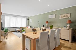 <div><div> <p>Gelijkvloers appartement met grote tuin. </p><p>In Deurne-Noord bieden wij dit praktisch gelijkvloers appartement aan met een west-gerichte tuin van 100 m². De indeling is als volgt: inkomhal met afzonderlijk toilet, leefruimte op laminaatvloer en een vernieuwde, volledig ingerichte keuken voorzien van ijskast, combi-oven, vaatwasser, gasvuur en dampkap. De badkamer beschikt over een inloopdouche en wastafelmeubel. Er zijn twee slaapkamers van respectievelijk ca. 15 m² en 12 m². De tuin beschikt over een aangelegd terras en is ideaal voor wie van buitenruimte wil genieten. Verder beschikt dit appartement over een privatieve kelder. Alle ramen zijn voorzien van dubbele beglazing en rolluiken. Lage algemene onkosten.  Mogelijkheid tot aankoop garagebox voor € 35.000.</p></div> </div>